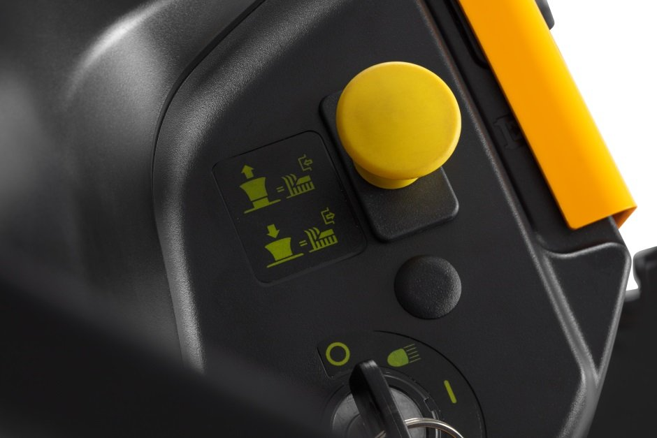 Stiga Tornado 398 M Rasentraktor 98 cm mit Mulchkit und Anhaengekupplung - 414 cm3 6,5 kW